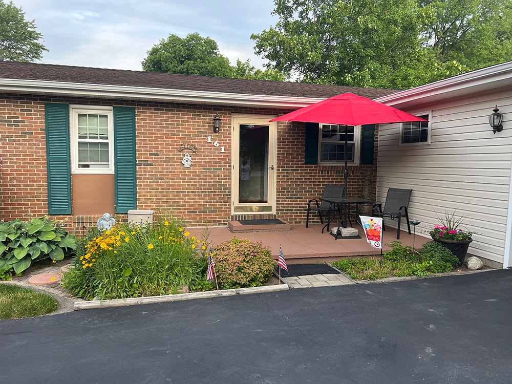 New composite deck with flat roof — Findlay, Ohio