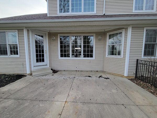 Screened-in composite deck with flat roof — Findlay, Ohio